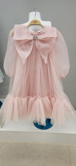 صورة فستان سهرة لحمي تل ناعم بفينكه ولؤلؤة كبيره على الصدر